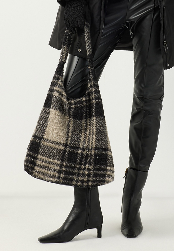 karierte Bouclétasche